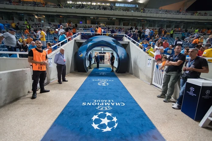 Liga Mistrzów - piłka logo tunel 2